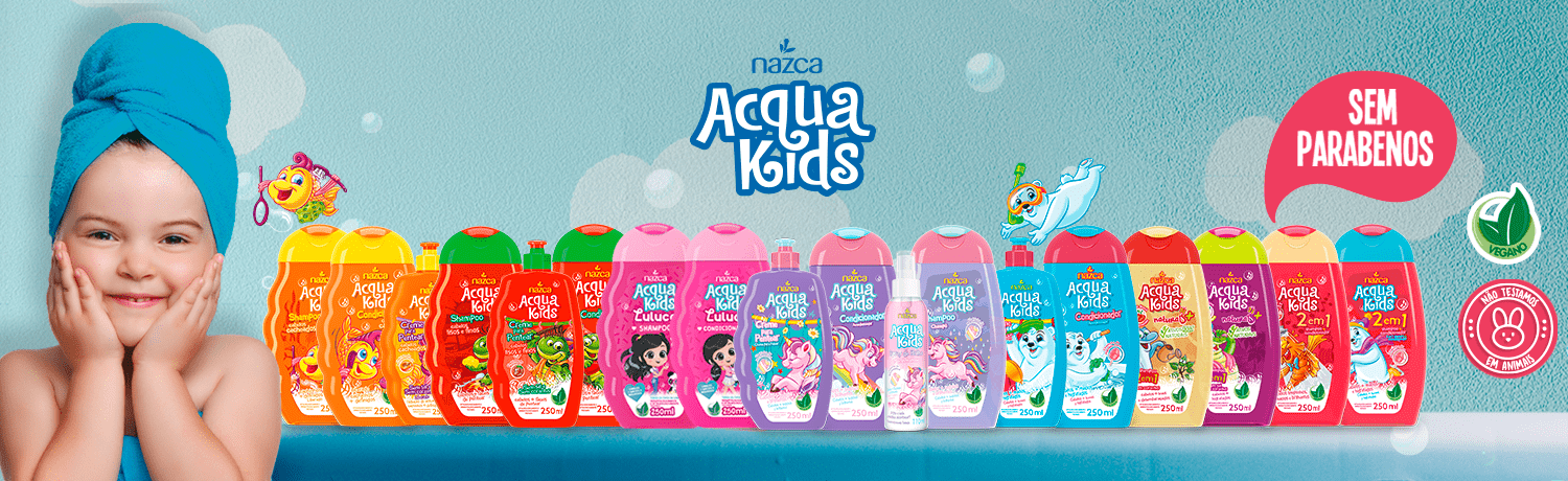  linha acqua kids da nazca e ao lado uma criança com uma toalha na cabeça pós banho com as mãos no rosto